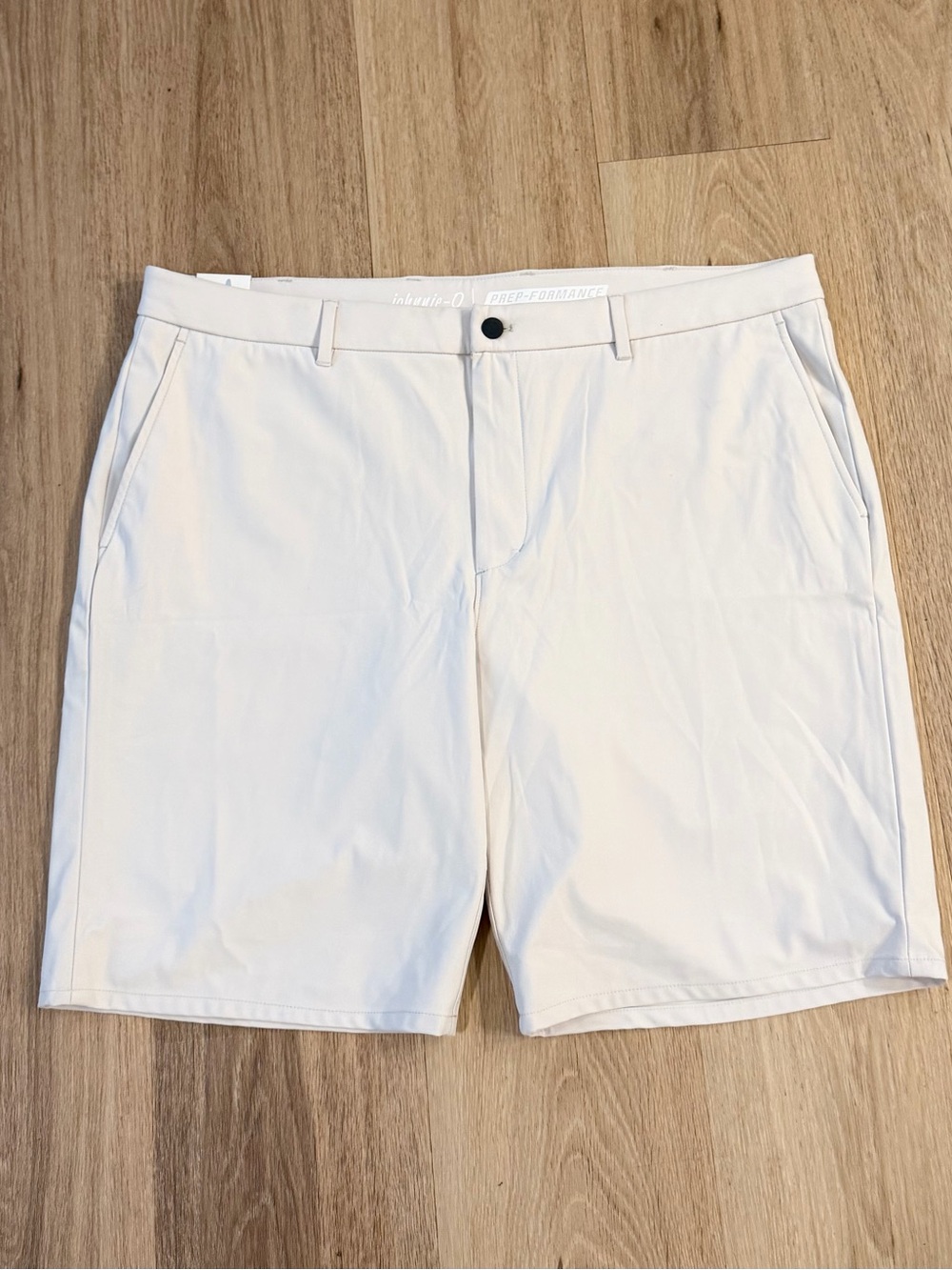 johnnie-O Prep-Formance Men’s Light Cream Golf Performance Shorts size 40 NWT